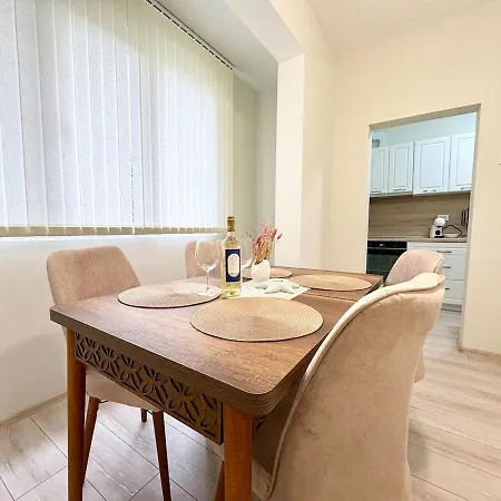 Blue Luna - Stylish Escape In Apartment Varna